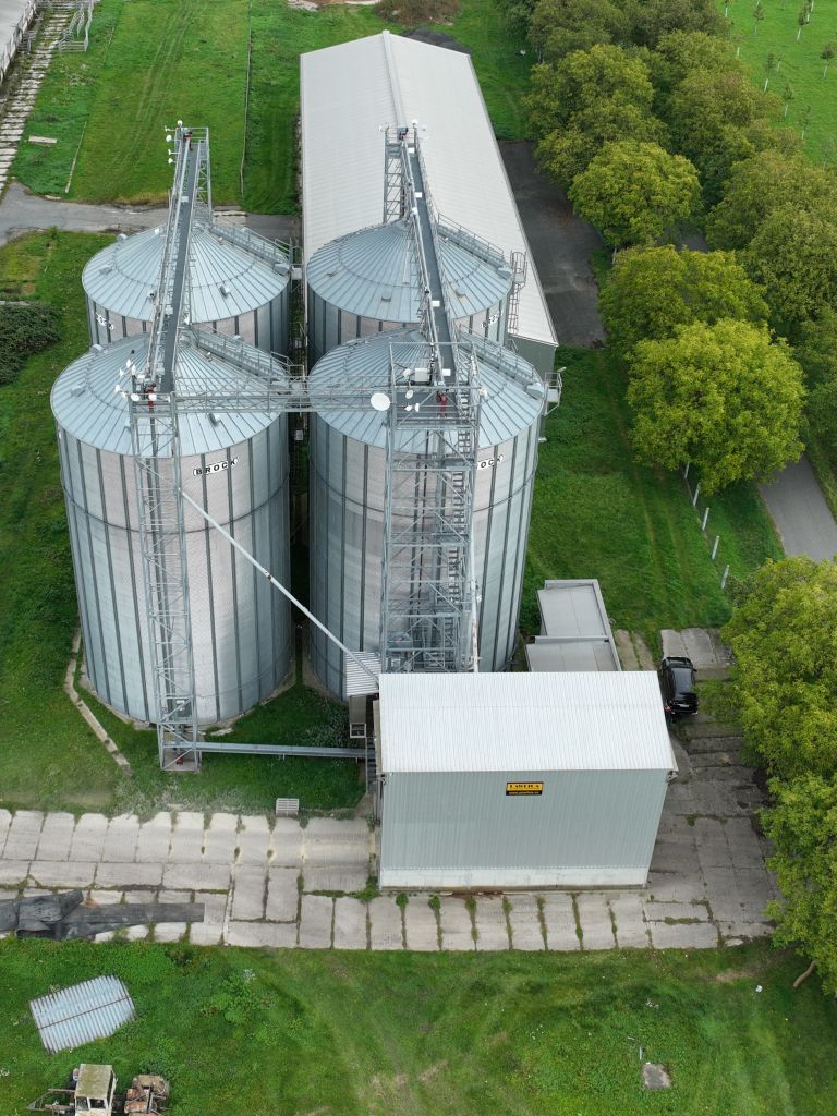 Úvodní obrázek společnosti C H Agro, traktory, sýpky, lidé.