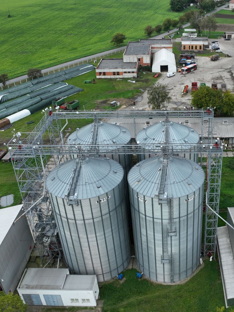 Úvodní obrázek společnosti C H Agro, traktory, sýpky, lidé.